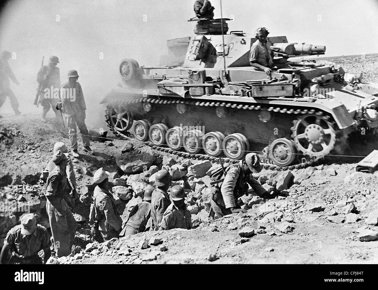 german-afrika-korps-at-the-battle-of-tobruk-1941-CPJ84T.jpg