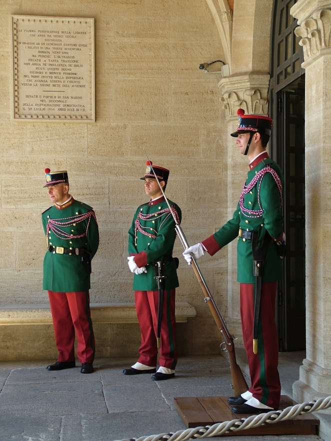 Guardia_di_Rocca_al_Palazzo_Pubblico_San_Marino.jpg