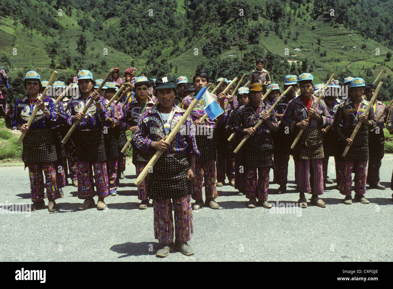 guatemala-1985-en-solola-los-aldeanos-locales-obligados-a-servir-en-la-patrulla-de-autodefensa...jpg
