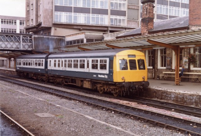 Harrogate_Railway_Station,_1983_-_geograph.org.uk_-_523702.jpg