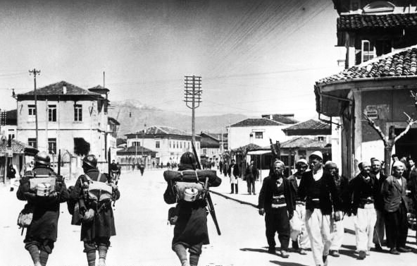 Italian_soldiers_passing_Albanians,_7_April_1939.png