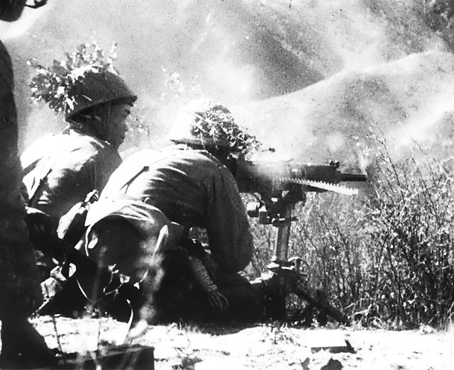 Japanese_troops_firing_a_heavy_machine_gun.jpg