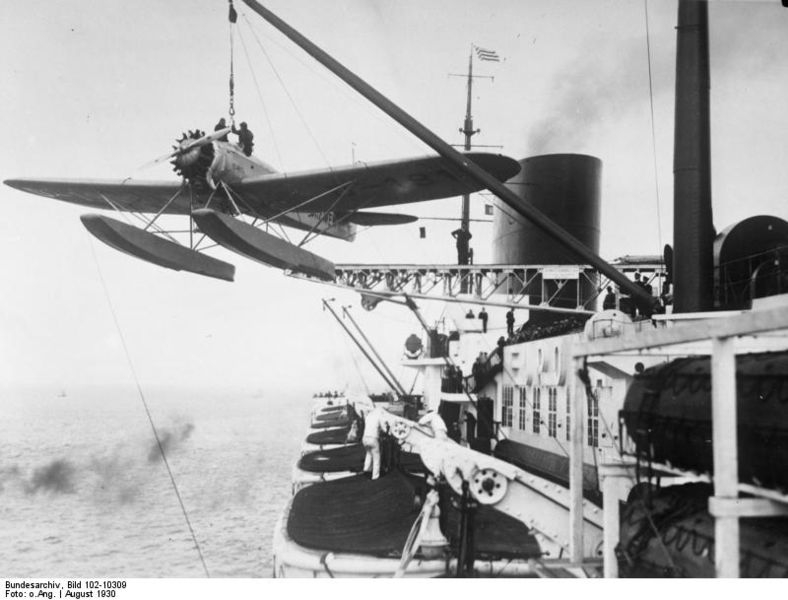 Katapult-Flugzeug_des_Dampfers_'Europa' 1930.jpg