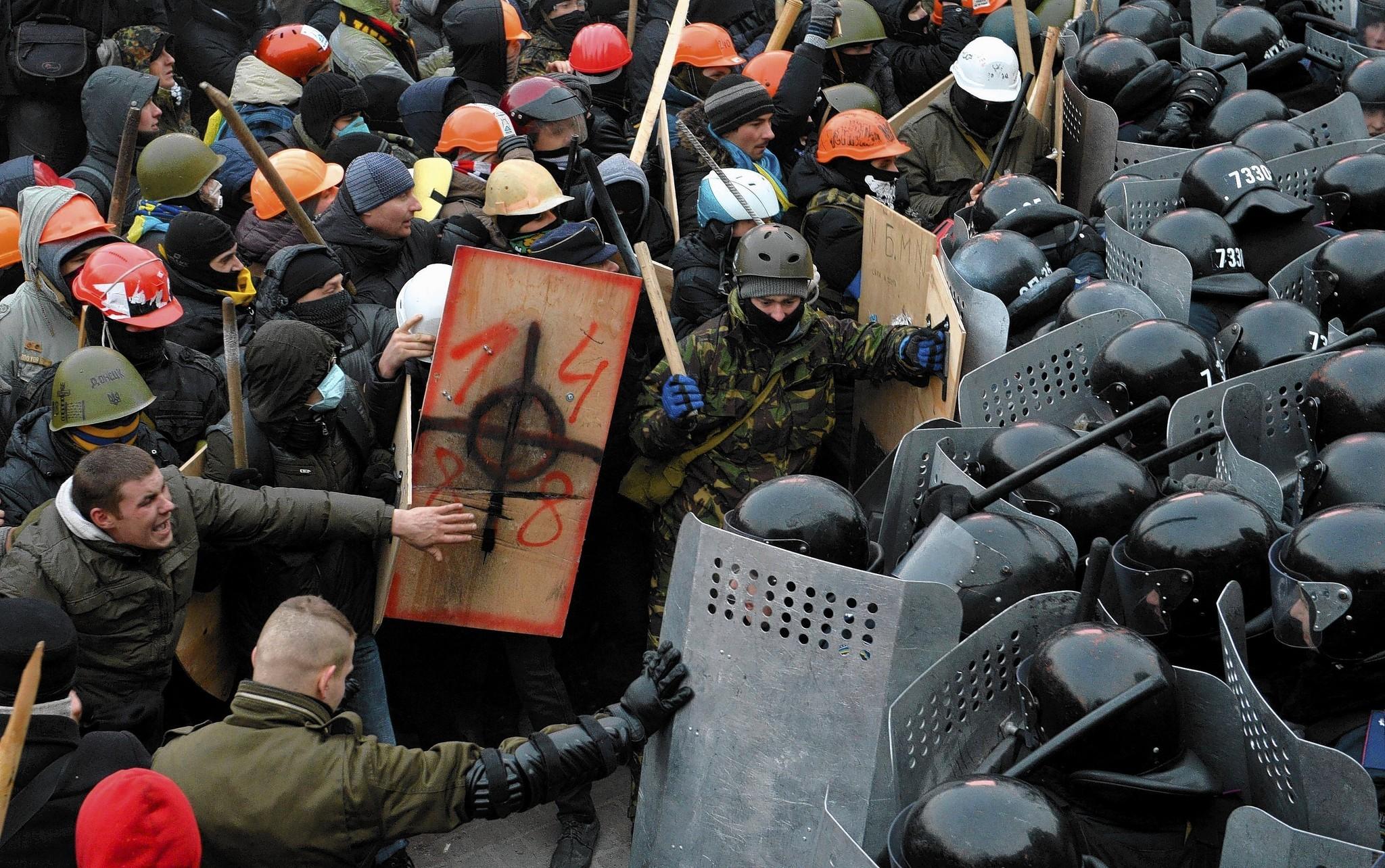 Против власти украины. Майдан 2014 правый сектор. Майдан на Украине в 2014 правый сектор. Украинские националисты на Майдане.