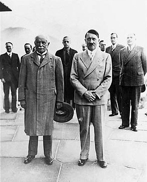 Lloyd_George_and_Adolf_Hitler.jpg