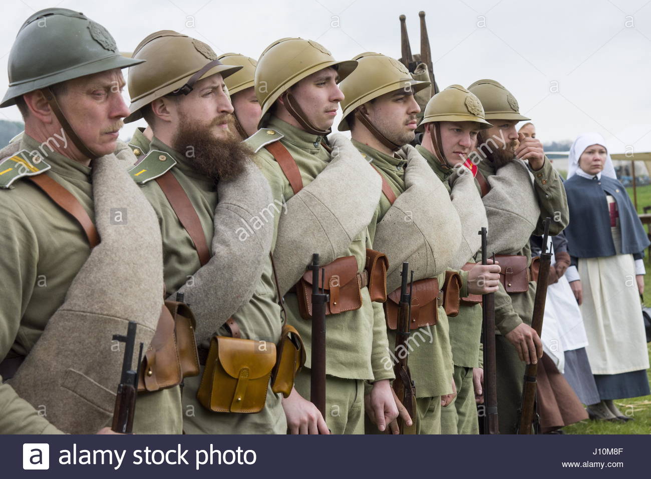 marne-department-france-17th-apr-2017-people-dressed-as-soldiers-and-J10M8F.jpg