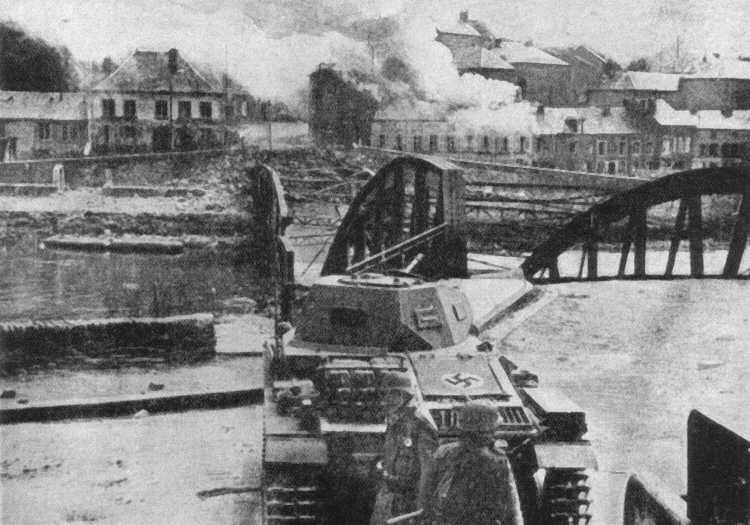 Une faucille émoussée Panzer_ii_france_1940-jpg