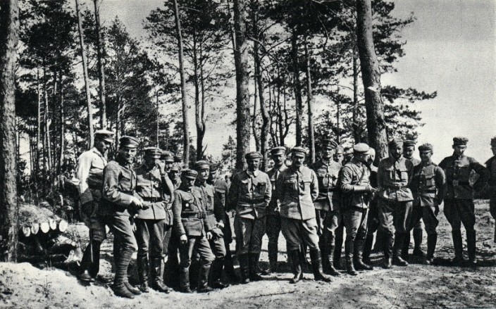 Pilsudski_and_officers_1915.jpg