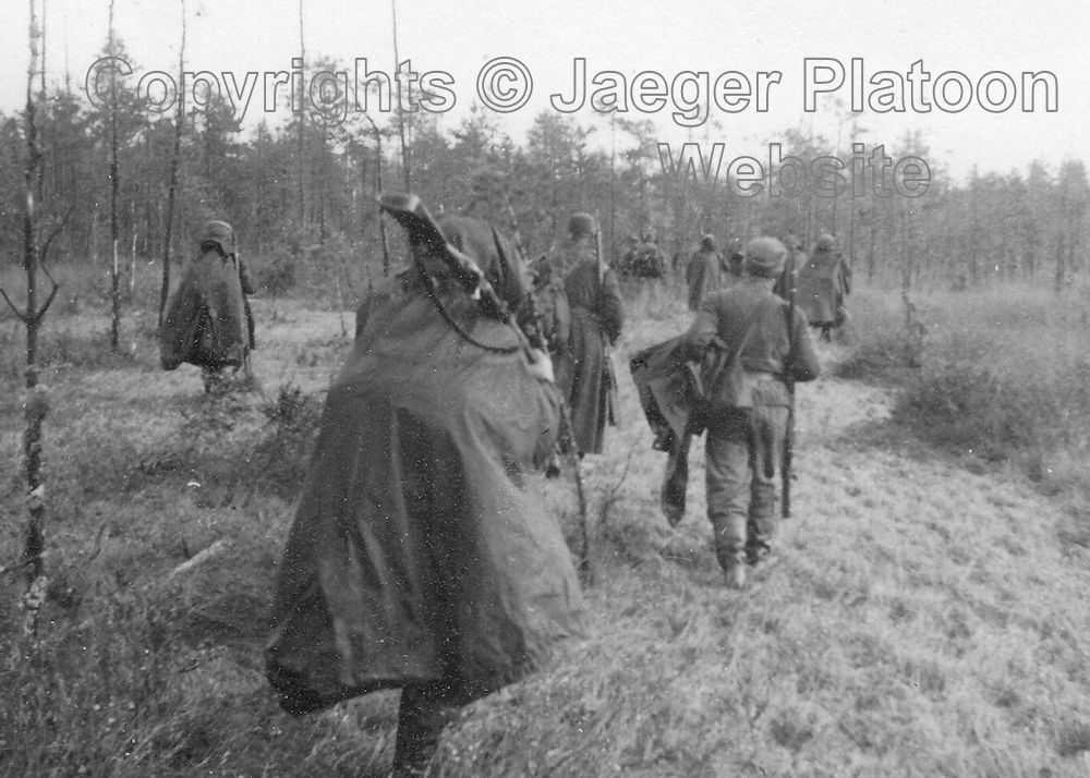 Plash_palatka - Finnish soldiers with captured Soviet plash palatka shelter-halves- rain capes...jpg
