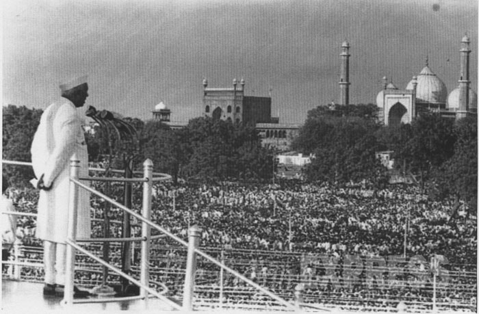 PM_Nehru_addresses_the_nation_from_the_Red_Fort_on_15_August_1947.jpg