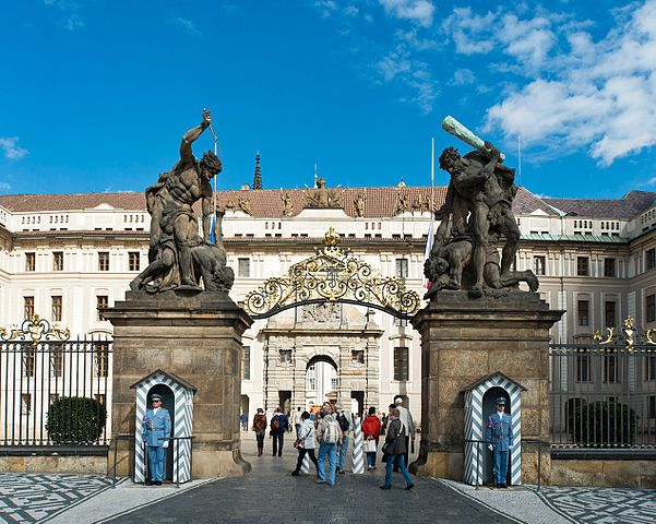 Prague_Castle_(8347996081).jpg