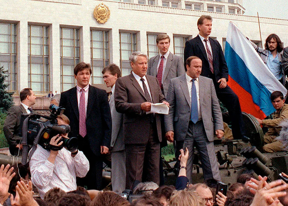 Pres-Russian-front-vehicle-flag-Boris-N-August-19-1991.jpg