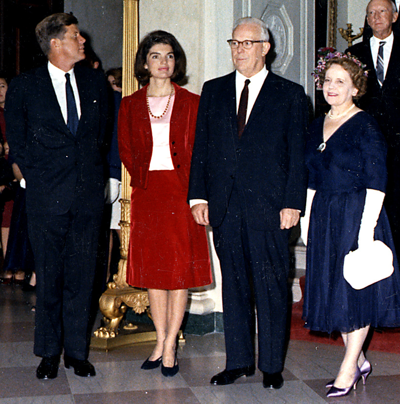 President_&_First_Lady_Kennedy_with_Chief_Justice_Earl_Warren_&_Mrs._Warren,_circa_1962.jpg