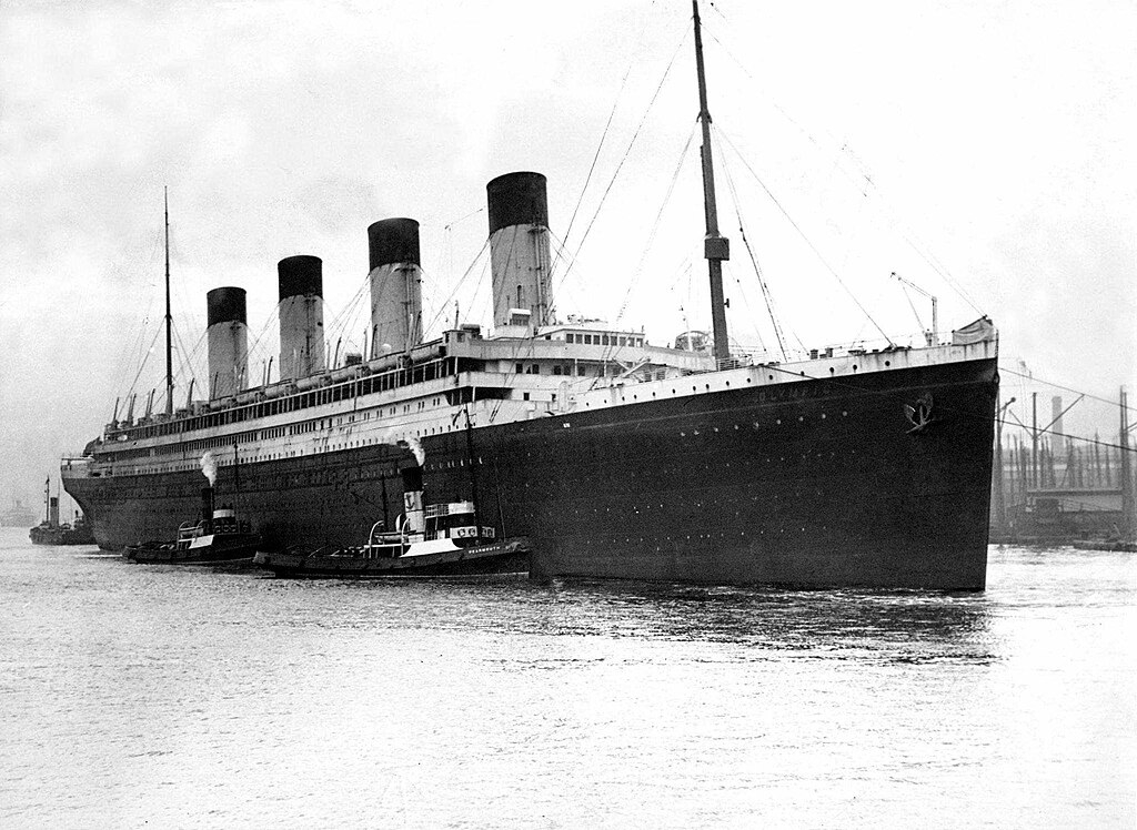 RMS_Olympic_arriving_Jarrow_for_scrapping.jpg