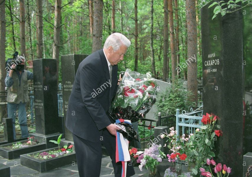 russian-president-boris-yeltsin-places-flowers-at-the-grave-of-andrei-BPB0DW (2).jpg