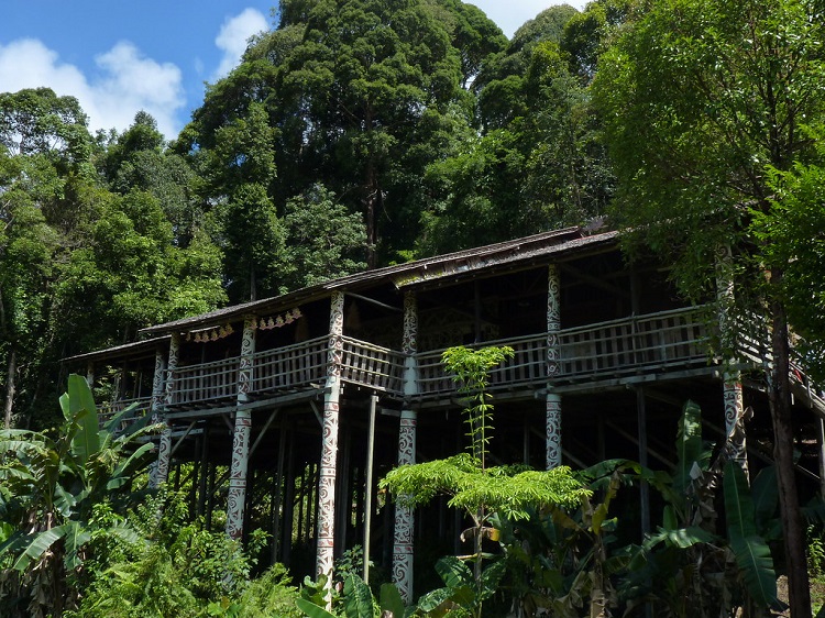 Sarawak - Orang Ulu longhouse.jpg