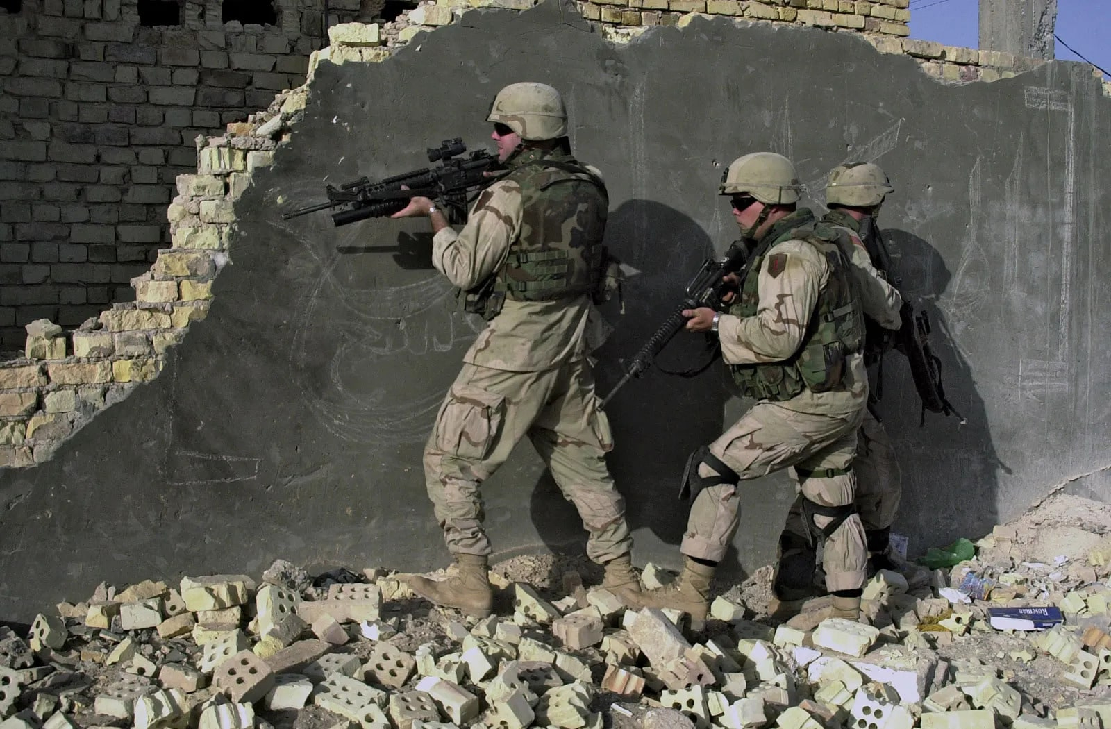 soldiers-helmets-Kevlar-vests-neck-protectors-Iraq-2004-min.jpg