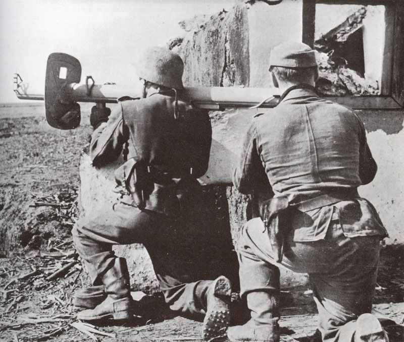 Soldiers_Grossdeutschland_Panzerschreck-px800.jpg