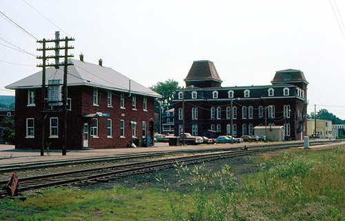 St._Albans_station_and_office_building,_July_9,_1979.jpg
