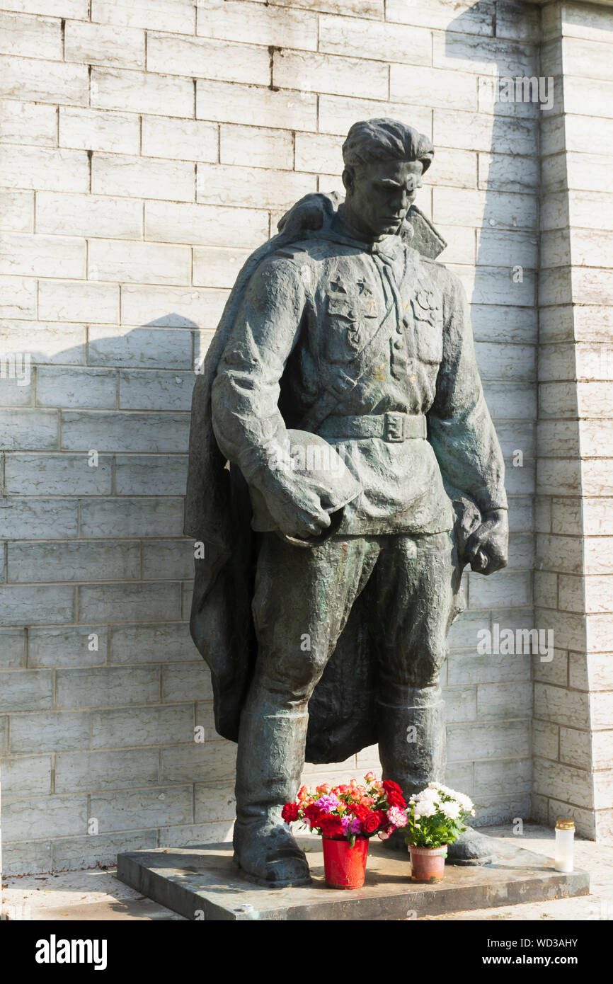 statue-de-soldat-de-bronze-pronkssodur-a-tallinn-estonie-wd3ahy.jpg