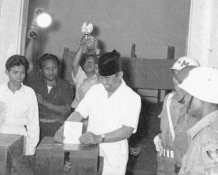 Sukarno voting in 1955.png