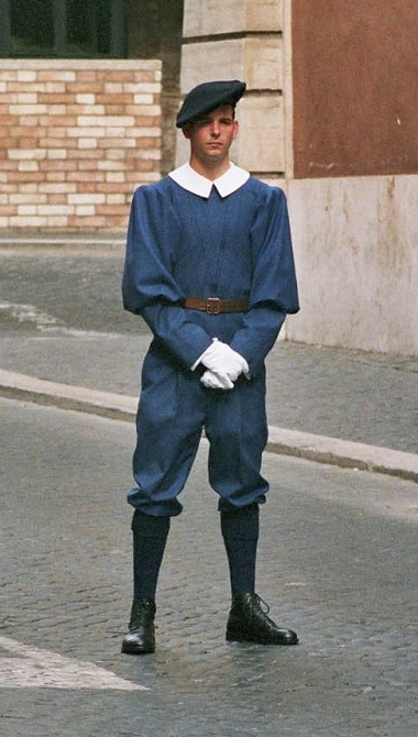 Swiss_Guardsman_in_regular_duty_uniform.jpg