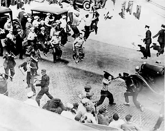 teamsters-police-Minneapolis-strike-1934.jpg
