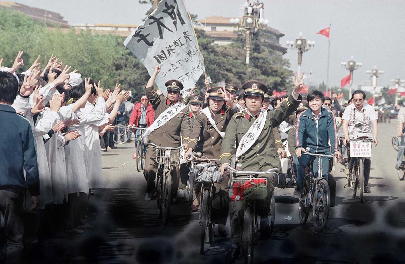 Tiananmen_Square_protests_1989 (9).jpg