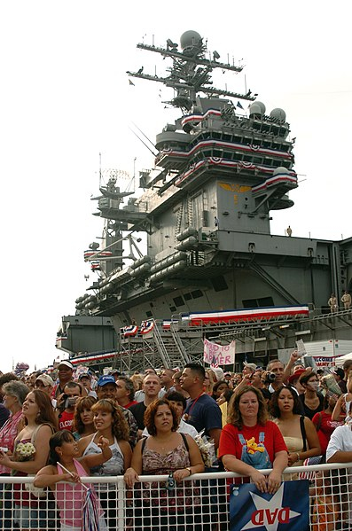 US_Navy_050731-N-5362A-180_A_large_crowd_awaits_the_crew_of_the_Nimitz-class_aircraft_carrier_...jpg