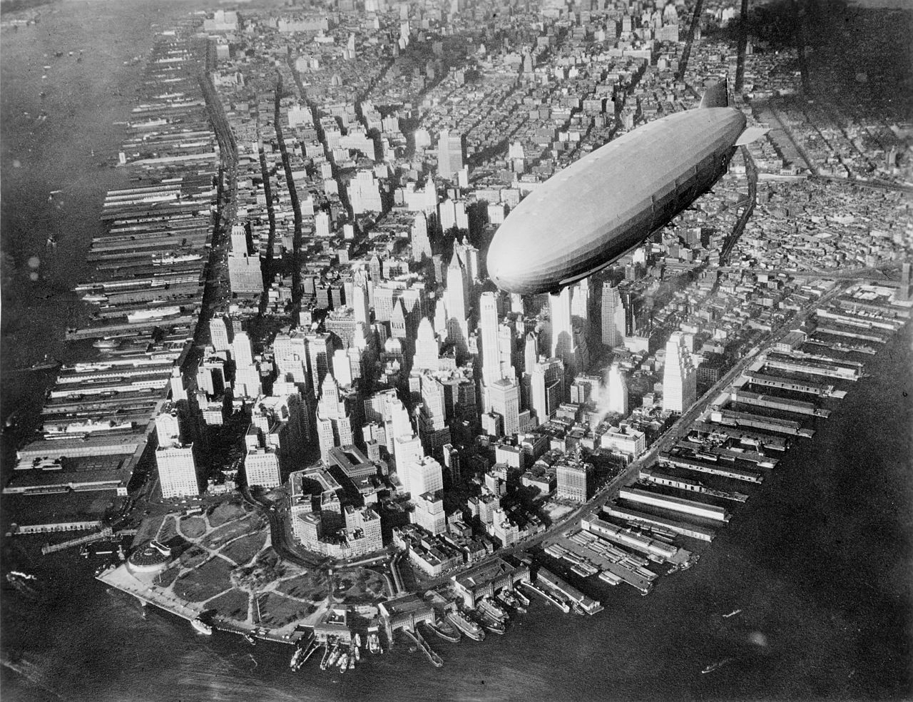 USS_Akron_(ZRS-4)_in_flight_over_Manhattan,_circa_1931-1933.jpg