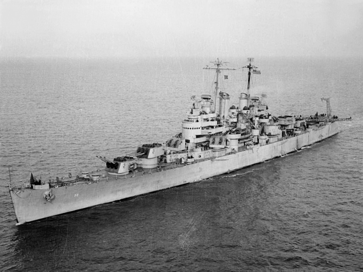 USS_Denver_(CL-58)_underway,_circa_in_December_1942_(19-N-39431).jpg
