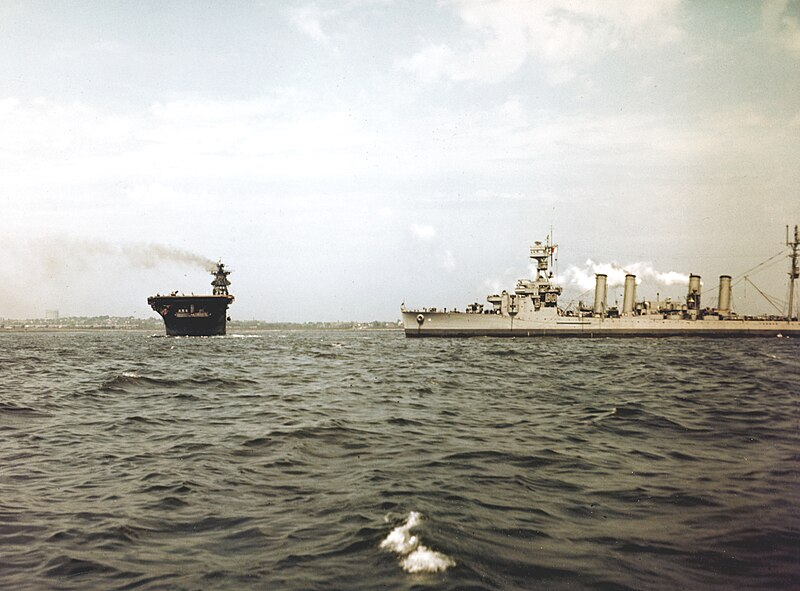 USS_Franklin_(CV-13)_and_USS_Marblehead_(CL-12)_off_NY_1945.jpg