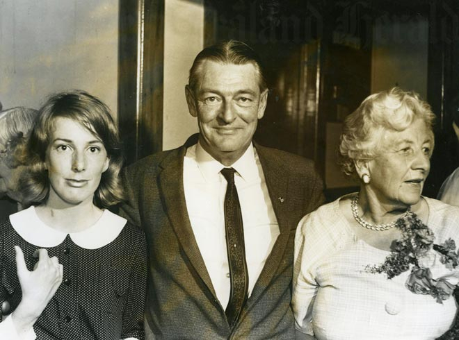 VERNON CRACKNELL AND HIS FAMILY.jpg