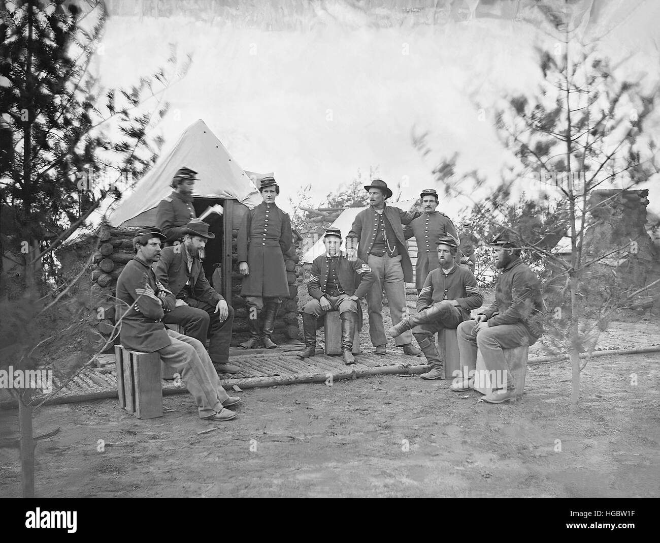 soldiers-at-camp-during-the-american-civil-war-HGBW1F.jpg