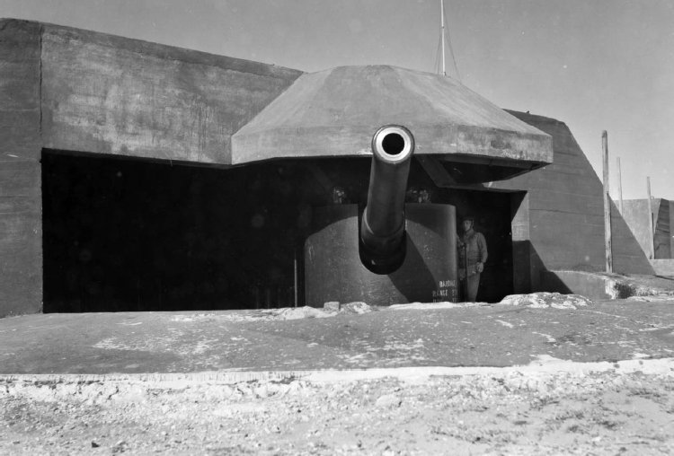 Mk_VII_gun_Fort_Nepean_1943.jpg