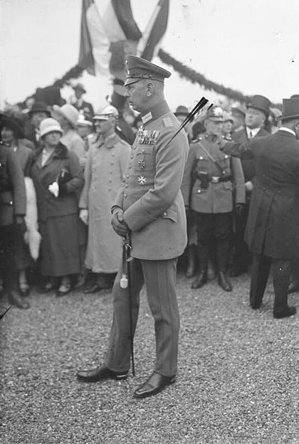 420px-Bundesarchiv_Bild_102-09560%2C_Oskar_von_Hindenburg.jpg