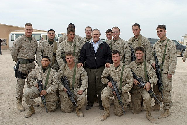 640px-US_Navy_041224-M-8096K-064_Secretary_of_Defense_%28SECDEF%29%2C_Donald_Rumsfeld_takes_a_photo_with_some_Marines_at_Camp_Fallujah%2C_Iraq.jpg