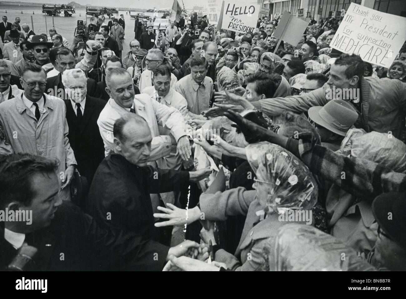 lyndon-b-johnson-campaigning-in-the-1964-us-presidential-elections-BNBB7R.jpg