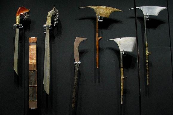 Igorot+Weapons+with+their+axe.jpg