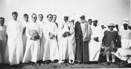 Italian_priests_wirh_Sayyid_Abdl_al_Rahman_al_Mahdi_in_1945.jpg