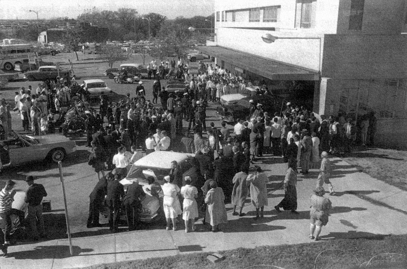 Crowd-At-Parkland-Hospital-November-22-1963.jpg