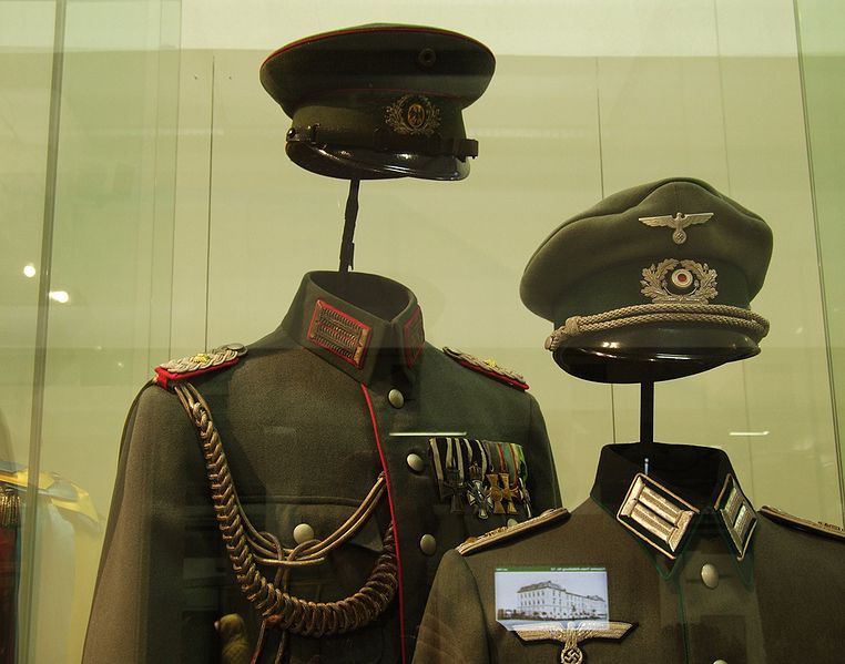 762px-German_military_uniforms_%28Reichswehr_and_III_Reich%29-_Dresden.jpg