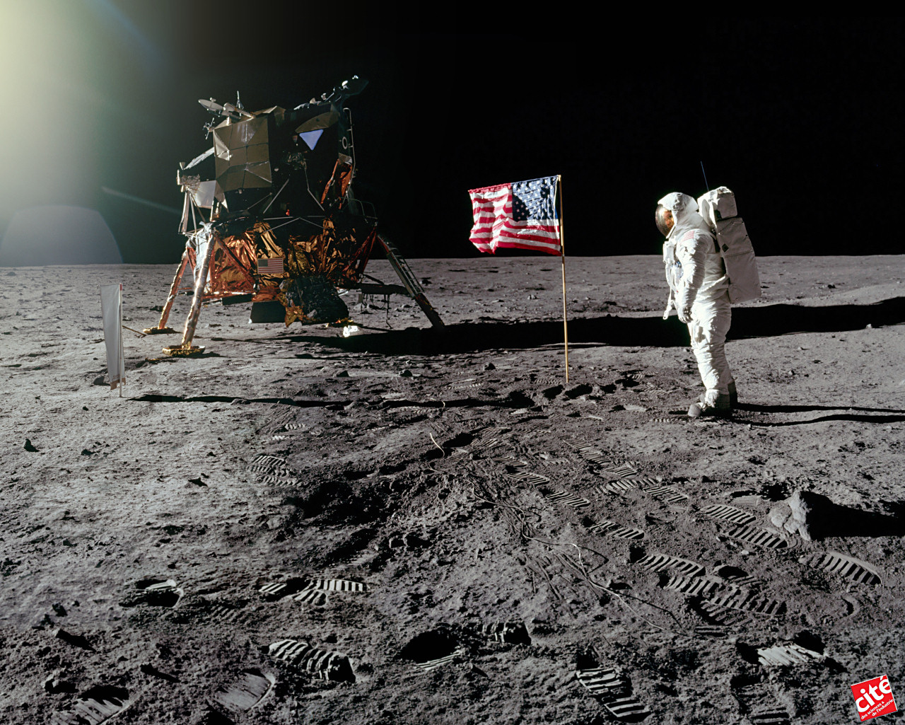 Man landed on the moon. Космонавт на Луне. Высадка на луну. Американцы на Луне.