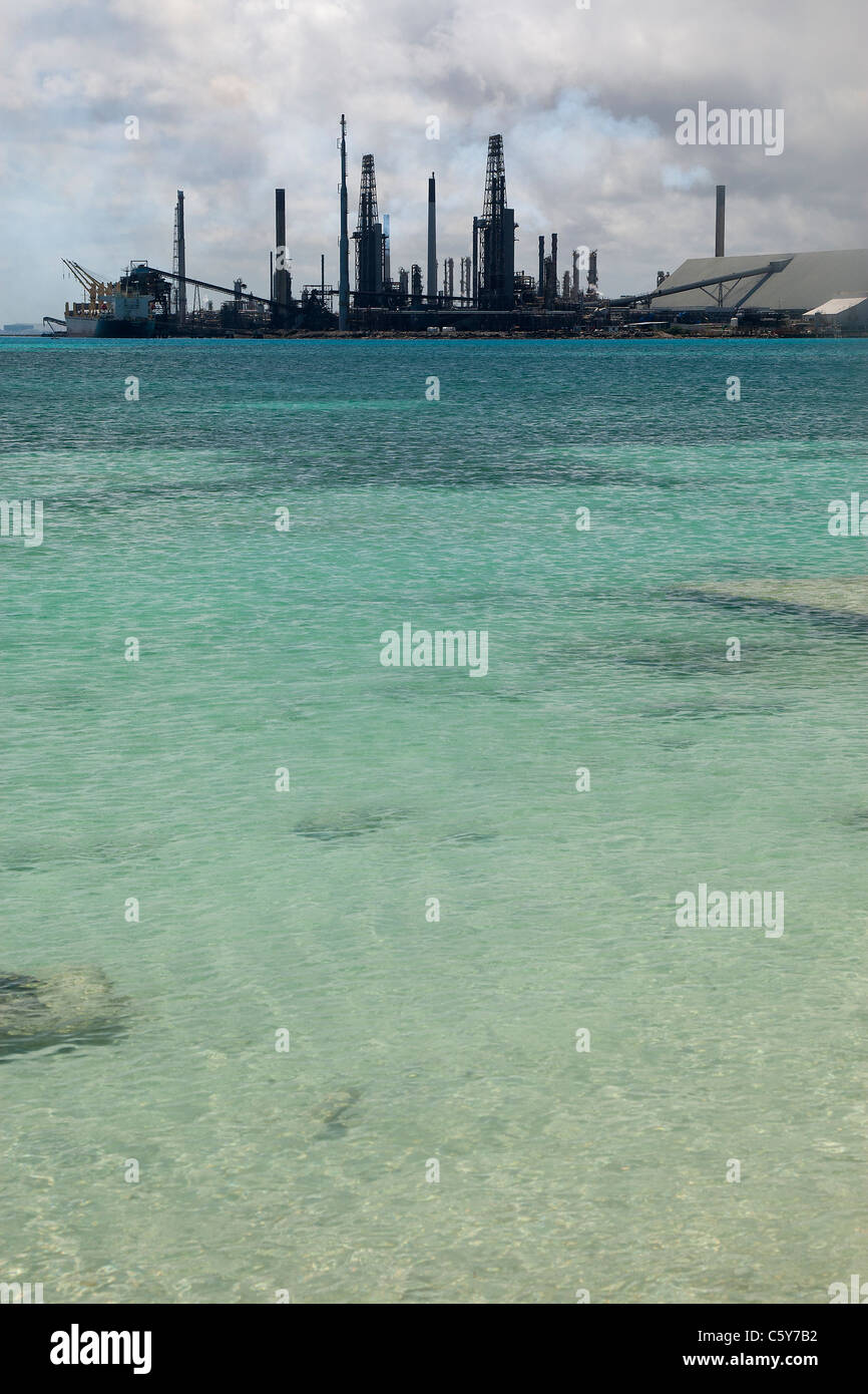 valero-oil-refinery-aruba-with-unpolluted-caribbean-sea-in-the-foreground-C5Y7B2.jpg