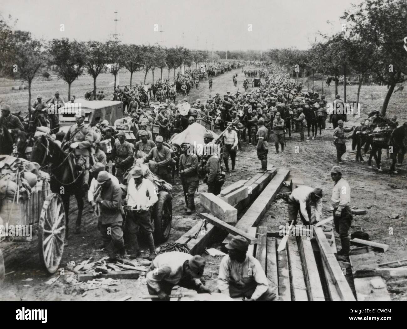 advance-of-a-column-of-japanese-troops-on-route-from-shanghai-to-nanking-E1CWGM.jpg