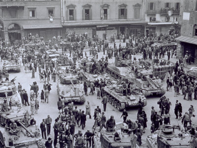 villani-a-polish-allied-troops-fraternize-with-citizens-during-liberation-piazza-del-nettuno-bologna-1945.jpg