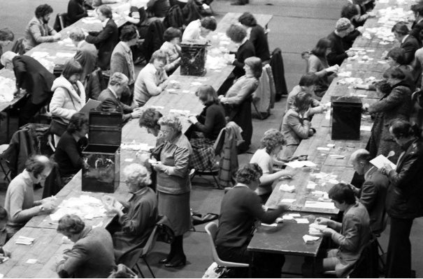 309087-the-counting-hall-at-meadowbank-stadium-in-edinburgh-as-the-scottish-devolution-referendum-votes-com.jpg