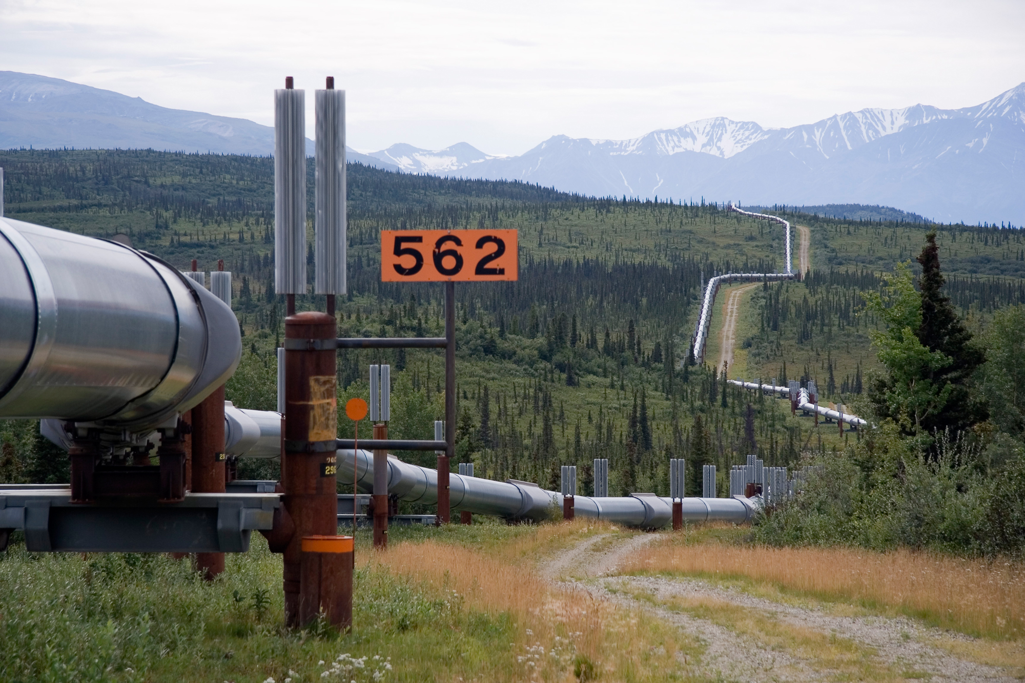 Trans-Alaska_Pipeline_System_Luca_Galuzzi_2005.jpg