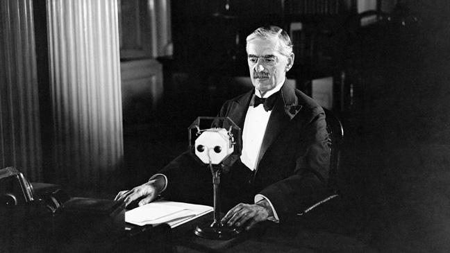 neville-chamberlain-tells-britons-that-the-nation-is-at-war-with-hitlers-germany-136400128701203901-150902170513.jpg