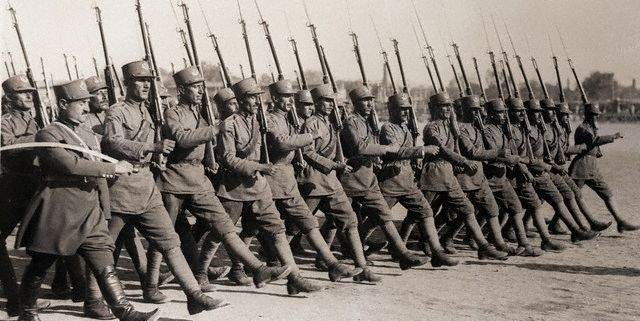 Iranian-army-troops-1930s-or-early-1940s-640x321.jpg